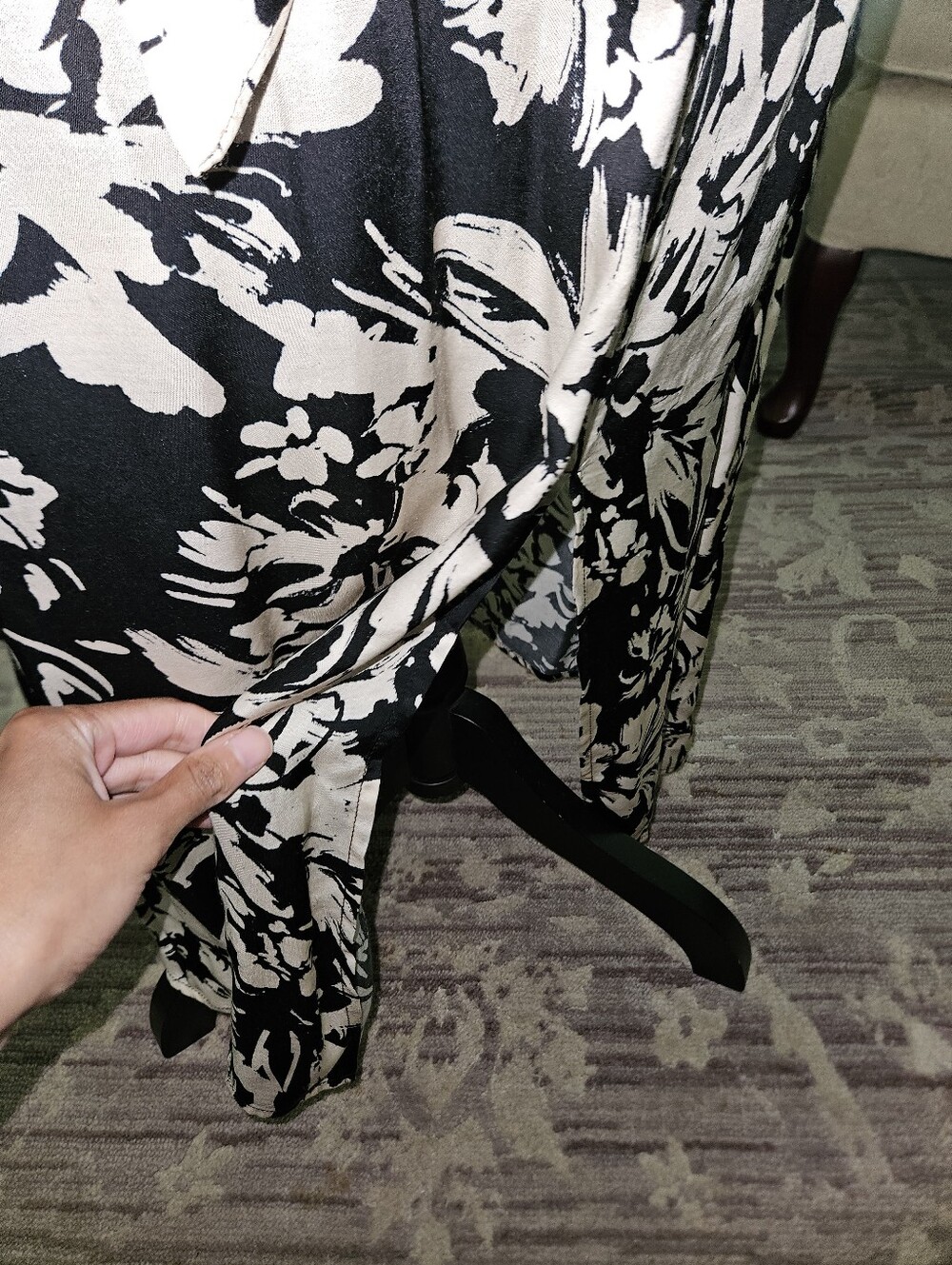 Black & Cream Floral Cap-Sleeve Maxi Dress Evereve Small - Picture 4 of 5
